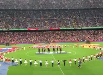 Les colles sardanistes de Vilanova de Bellpuig ballen en el Camp Nou