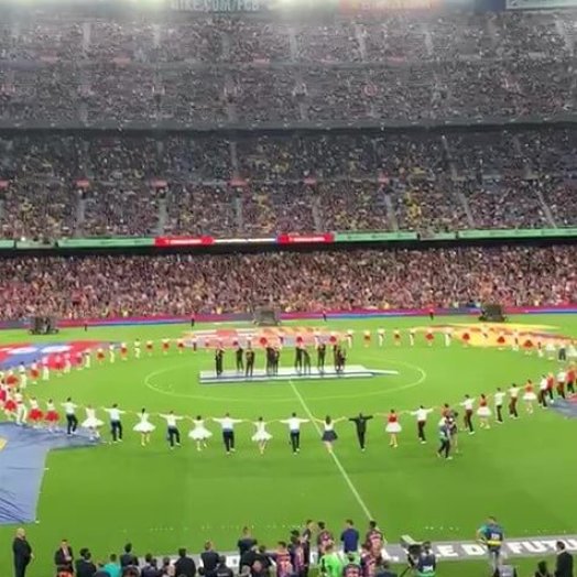Les colles sardanistes de Vilanova de Bellpuig ballen en el Camp Nou